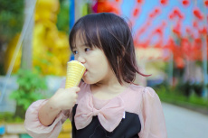 Foto de niña con helado